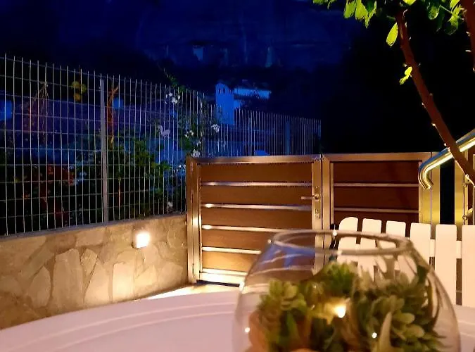 The House Under The Rocks Of Meteora 2 Apartment