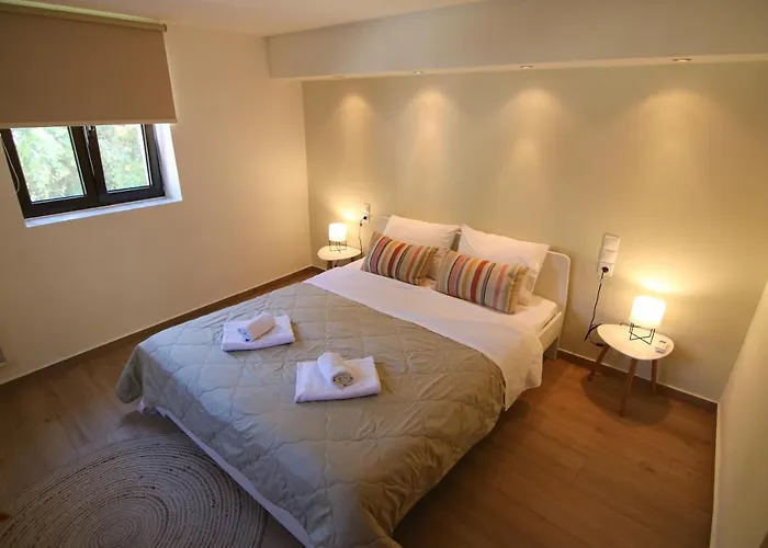 The House Under The Rocks Of Meteora 2 Καλαμπάκα