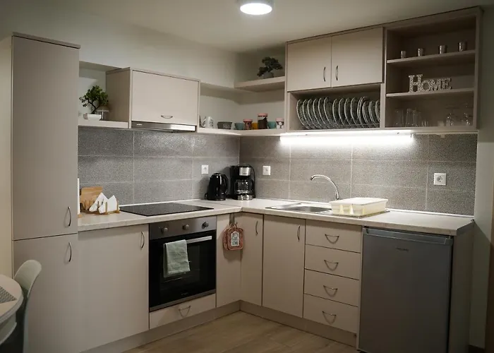 The House Under The Rocks Of Meteora 2 Apartment