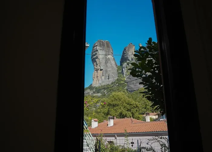 The House Under The Rocks Of Meteora 2 Apartment